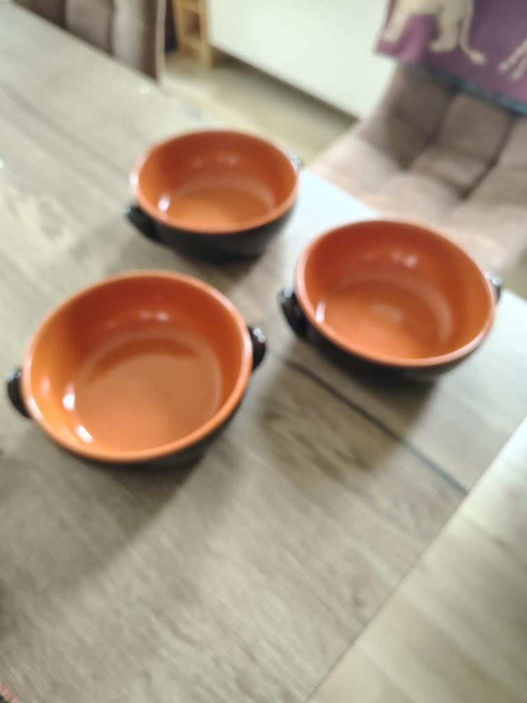 3 identieke kommetjes, Ophalen