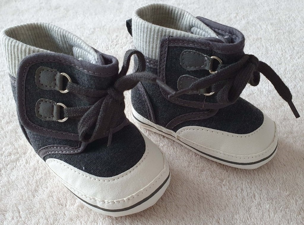 Petites chaussures gris et blanc - NEUF, Enfants & Bébés, Vêtements de bébé | Taille 62, Enlèvement, Neuf, Garçon ou Fille, Autres types