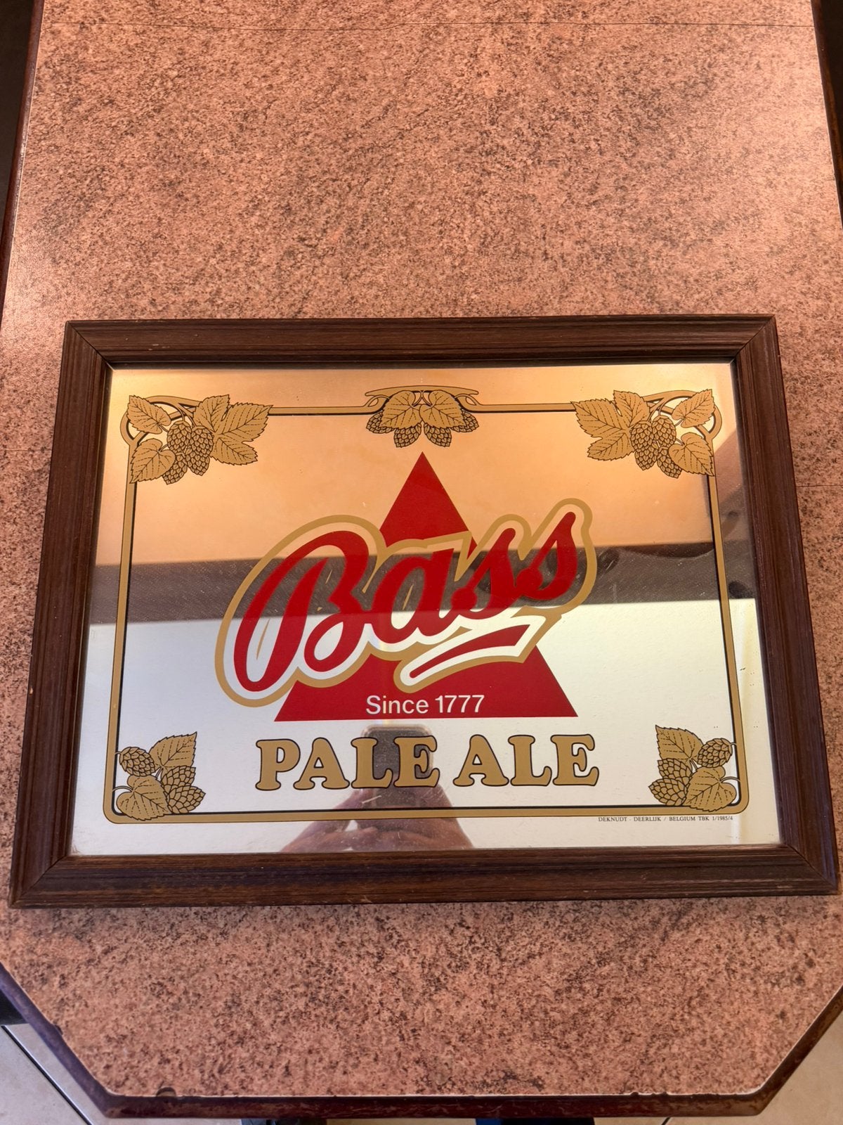 Cadre miroir publicitaire Bass Pale Ale – 1985, Enlèvement
