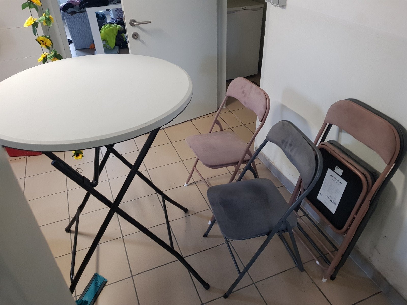 staan tafel met 4 klapstoelen, Ophalen, Zo goed als nieuw