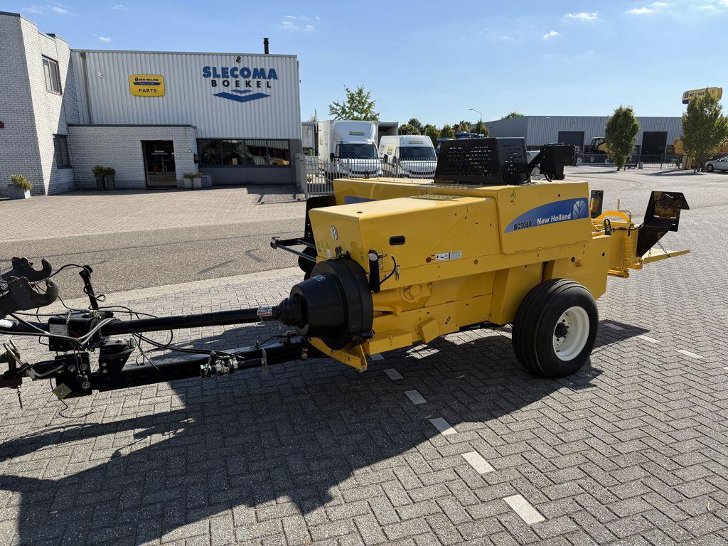 New Holland BC5060 Mini Balenpers, Oogstmachine