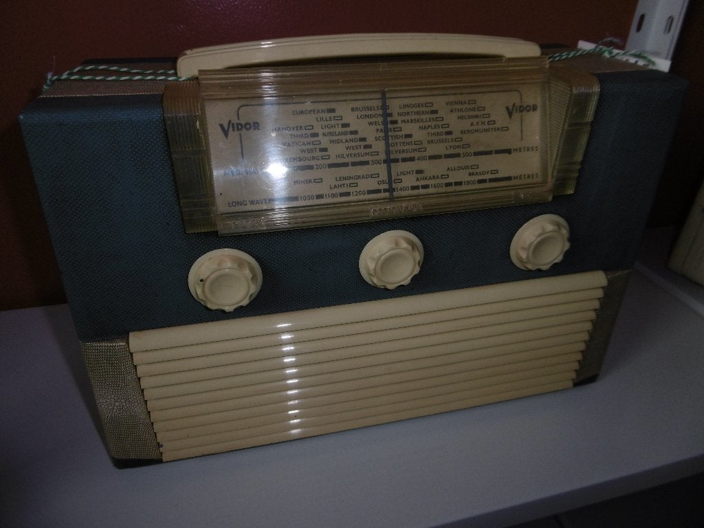 RADIO MARQUISA VIDOR ENGLAND 1955 FONCTI; GO-MOY 220 v, Antiquités & Art, Enlèvement