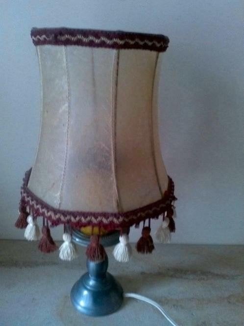 Staanlamp met met tinnen voeten en kap in varkens blaas.
40c, Antiek en Kunst, Ophalen