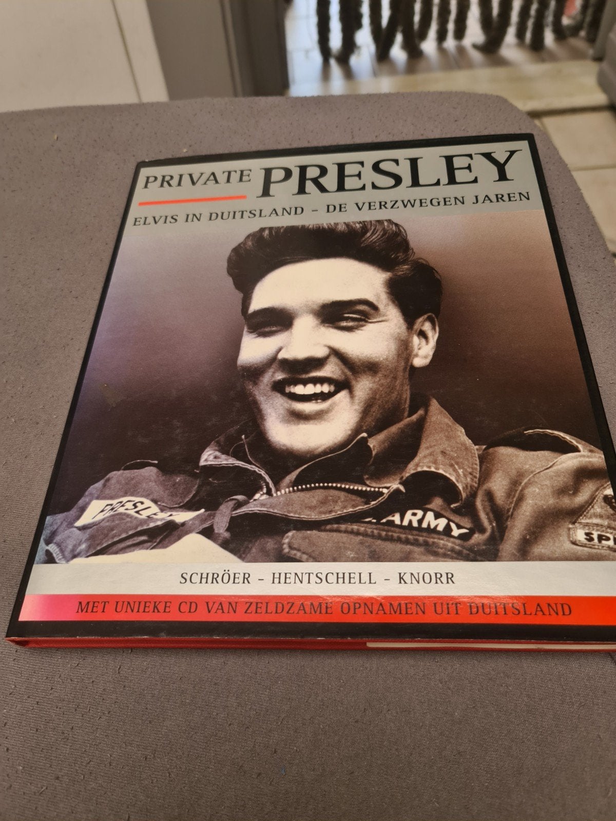 E Presley, Ophalen
