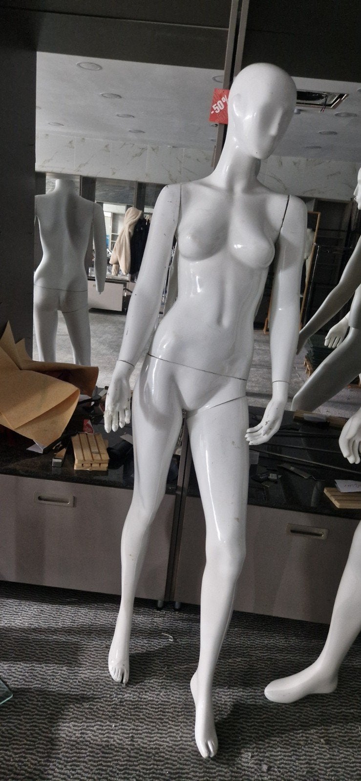 Mannequin féminin., Enlèvement