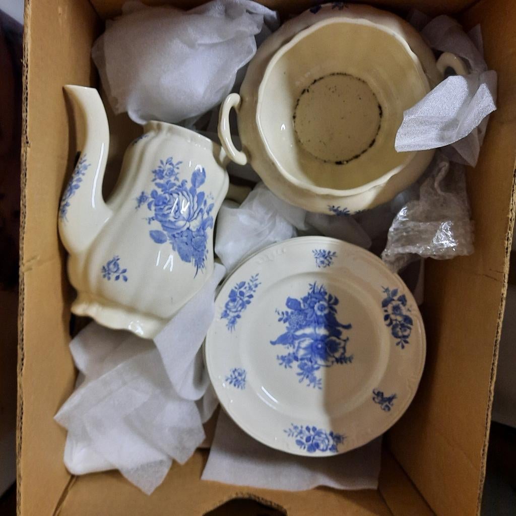 Aucune commodité. Assiettes (10 pièces), cafetière et terrin, Enlèvement ou Envoi