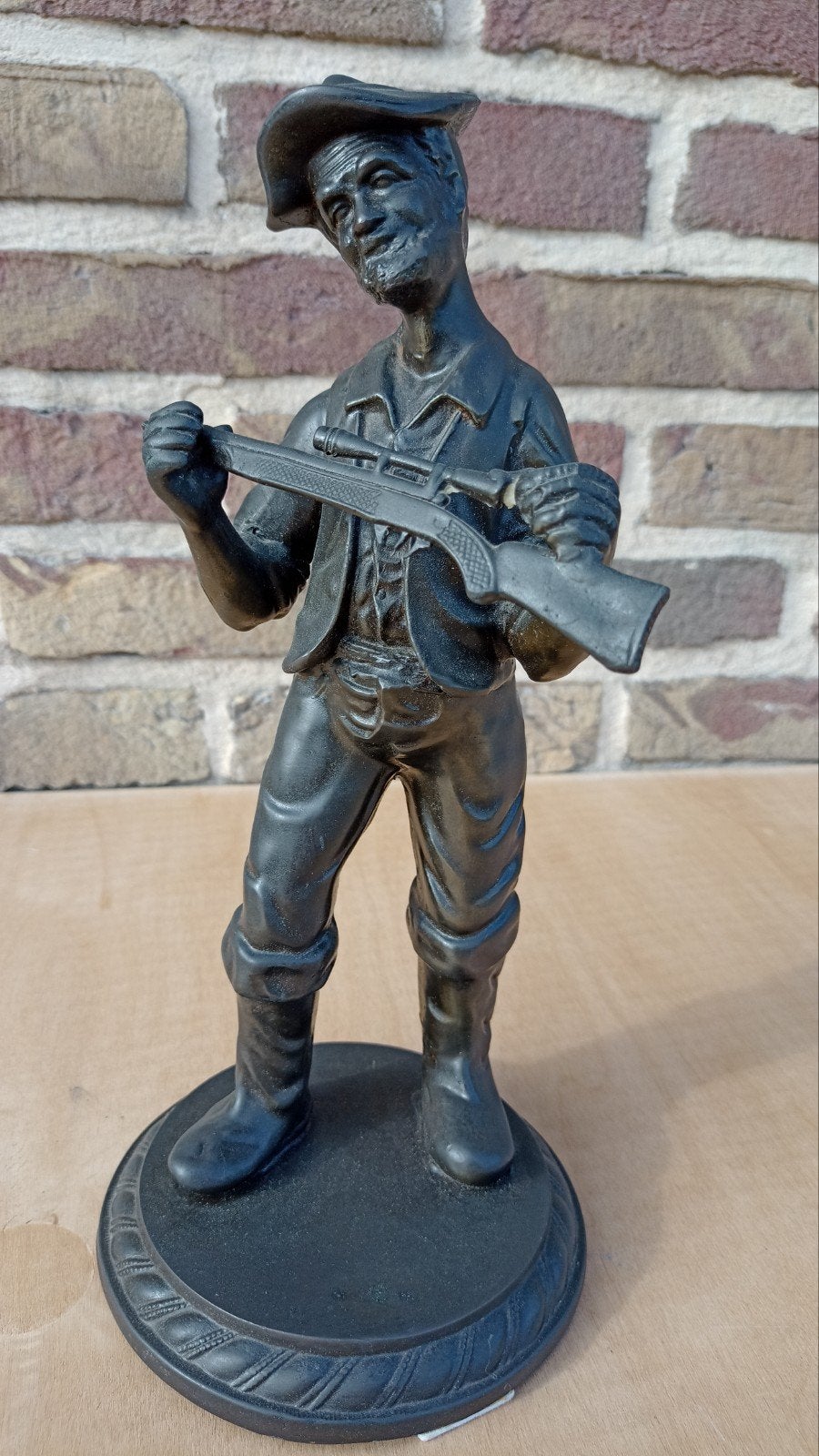 Statue en étain de chasseur/soldat, Enlèvement