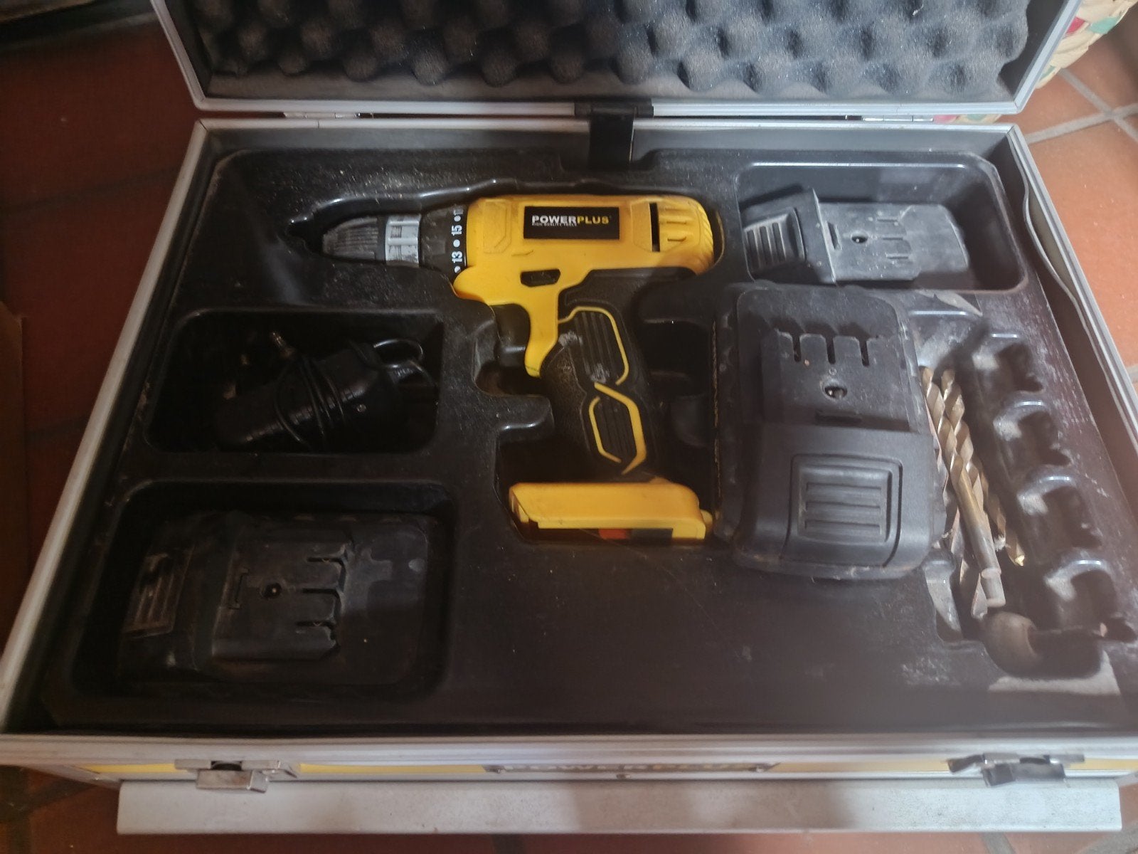 le chargeur de batteries Drill 3 ne fonctionne probablement, Enlèvement, Utilisé, Foreuse et Perceuse