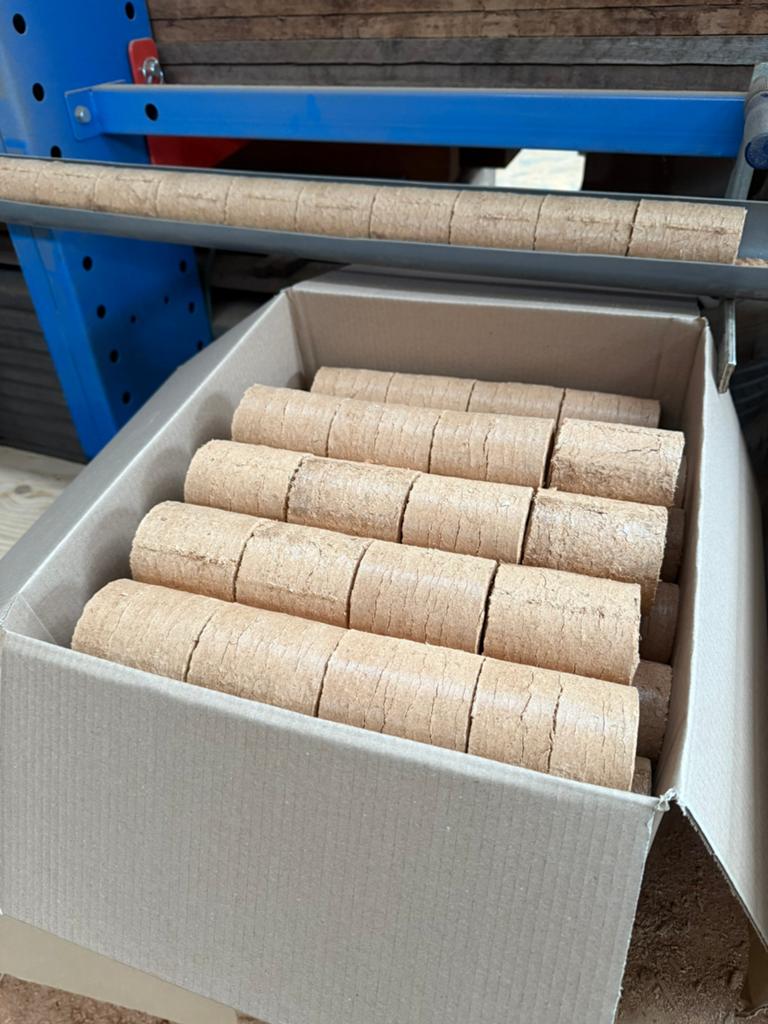 Hardhout briketten 5 euro per doos, Minder dan 3 m³, Ophalen, Overige houtsoorten, Blokken