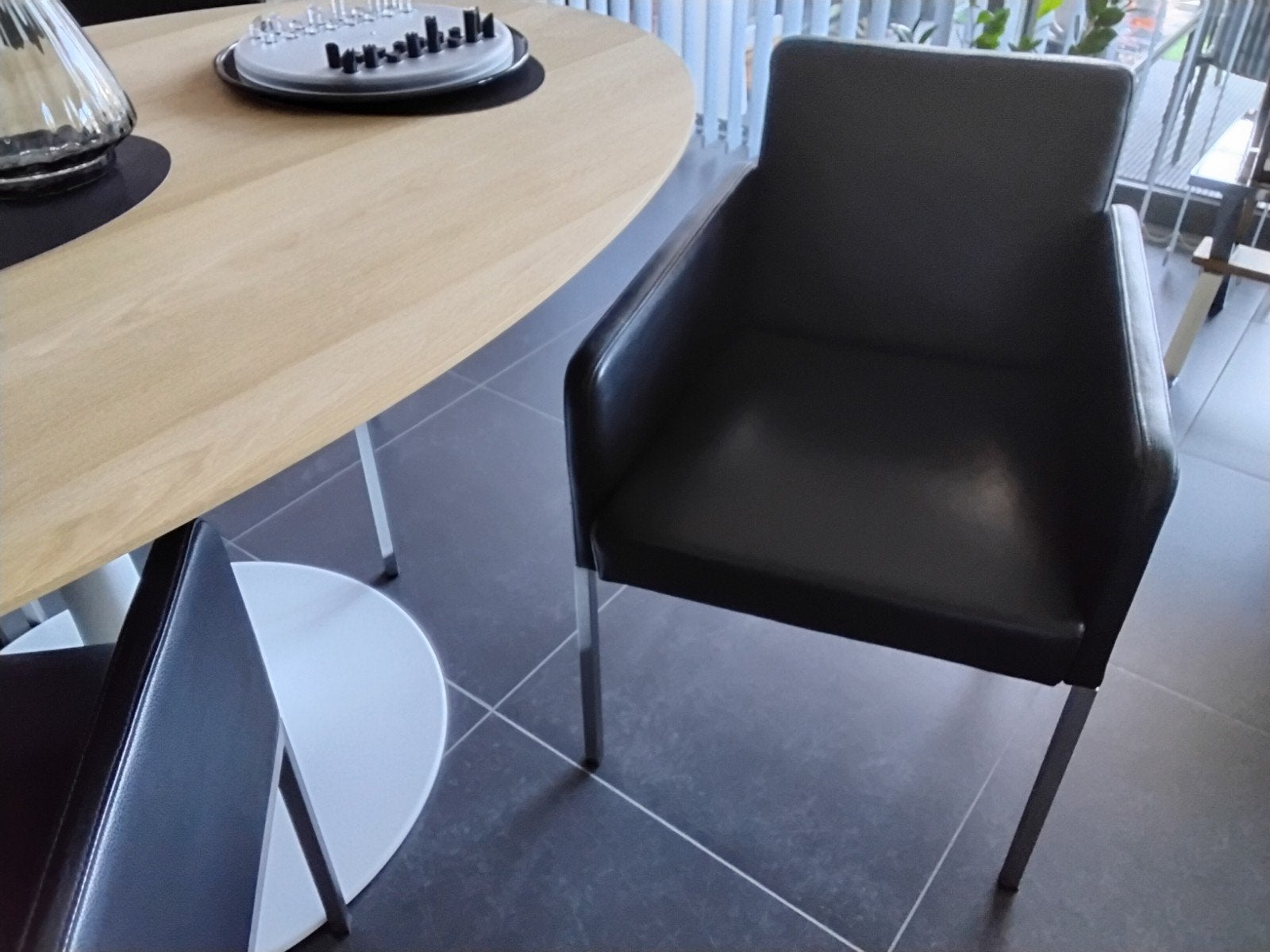 4 sièges en cuir noir. 200 euros pour les 4 en très bon état, Enlèvement