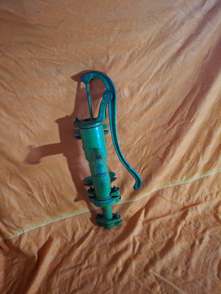 ancienne pompe a eau  dans sa couleur d'origine, Enlèvement, Utilisé