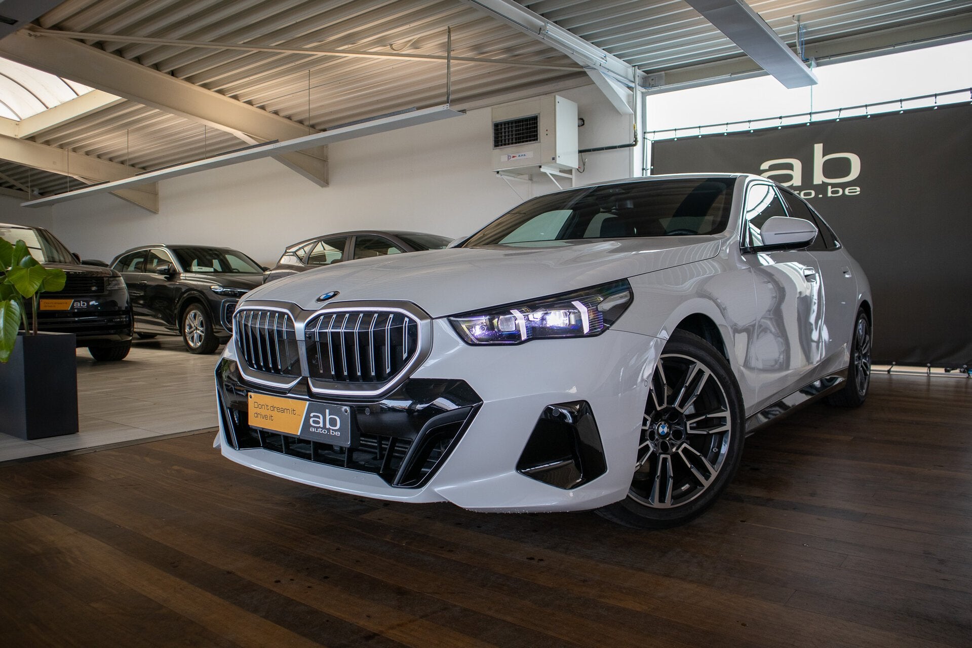 BMW 520 d M Sport Harman Kardon, 360 camera, zetelventilat, Wit, Bedrijf, Te koop, Head-up Display