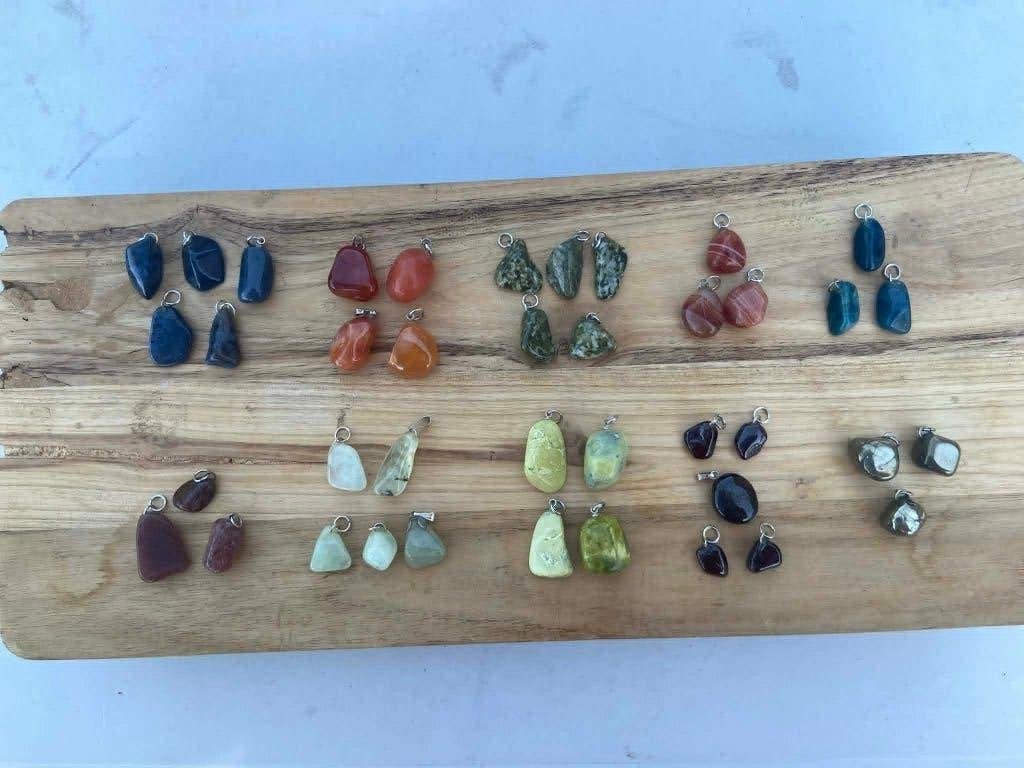 90 soorten hangers; natuurlijke mineralen, Neuf, Pierre ou Minéral, Enlèvement ou Envoi, Autres couleurs