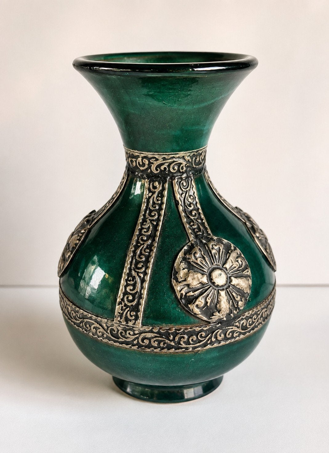 Vintage groen keramieken vaasje met zilverkleurig reliëf, Ophalen of Verzenden