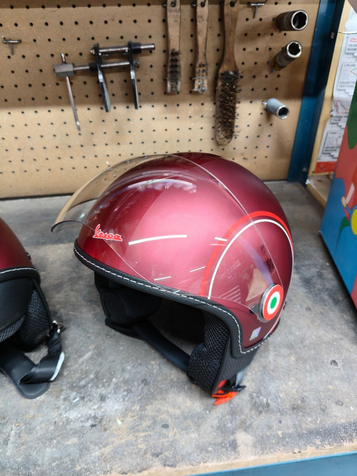 Vespa helmen, Ophalen