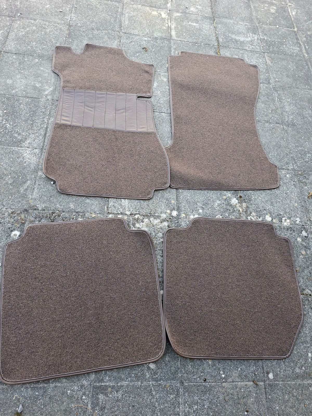 Mercedes tapis de sol neuf w115, w114, Auto diversen, Automatten, Ophalen