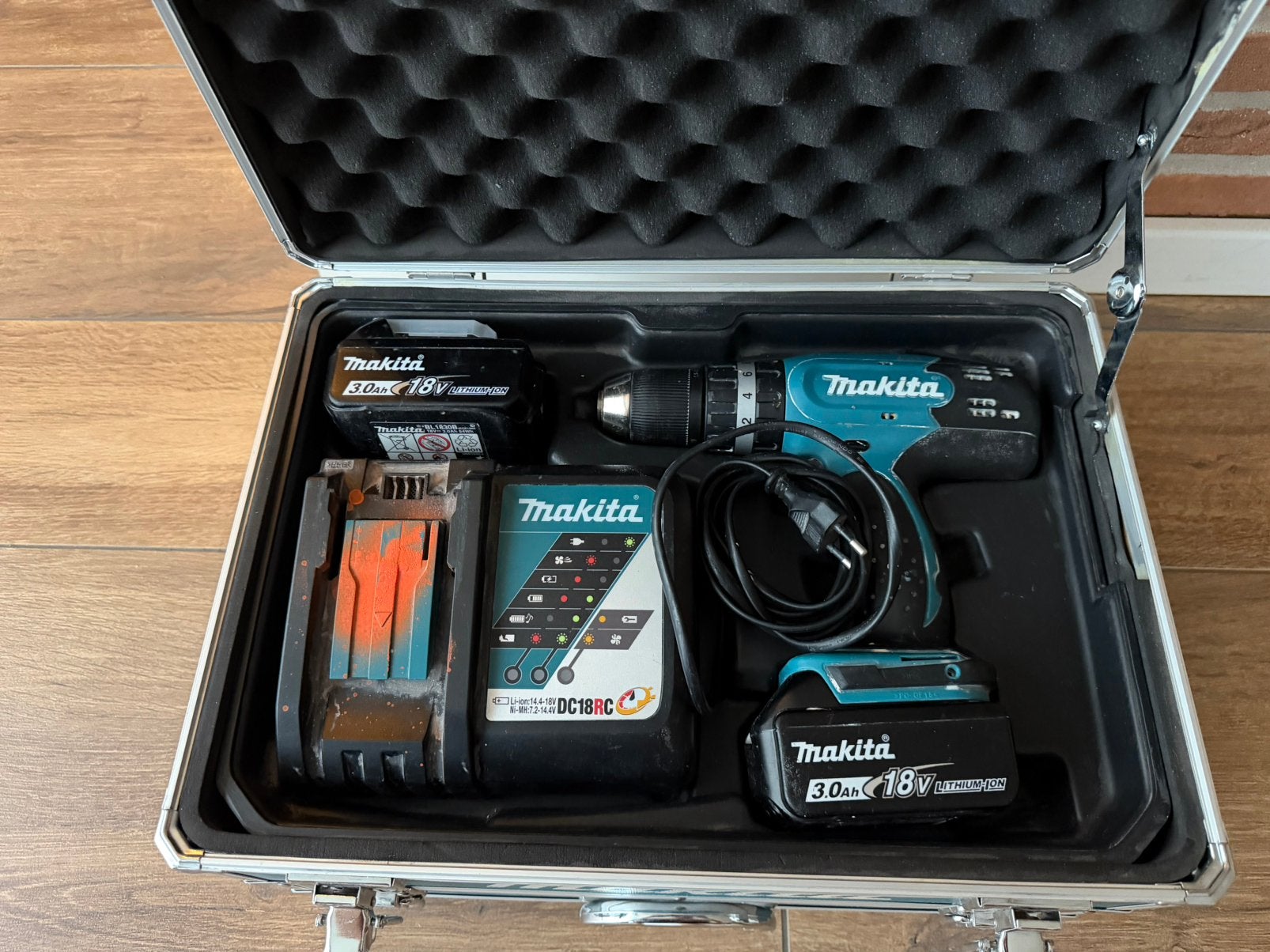 Makita DHP453 + 2 batterijen + lader + 96 accessoires, Doe-het-zelf en Bouw, Ophalen, Boor- en Schroefmachine, Klopboormechanisme
