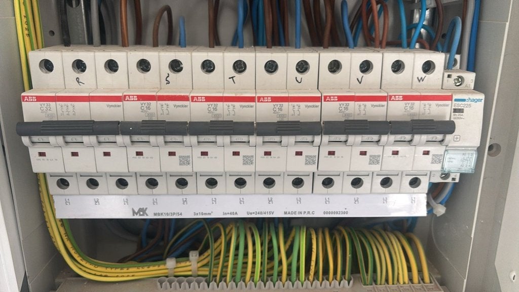 Électricien bàtiment, Service 24h/24