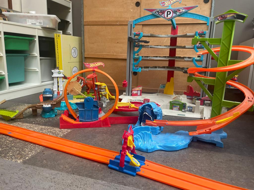 Hotwheels : garage, pizza, dino, requin,..., Enlèvement, Comme neuf