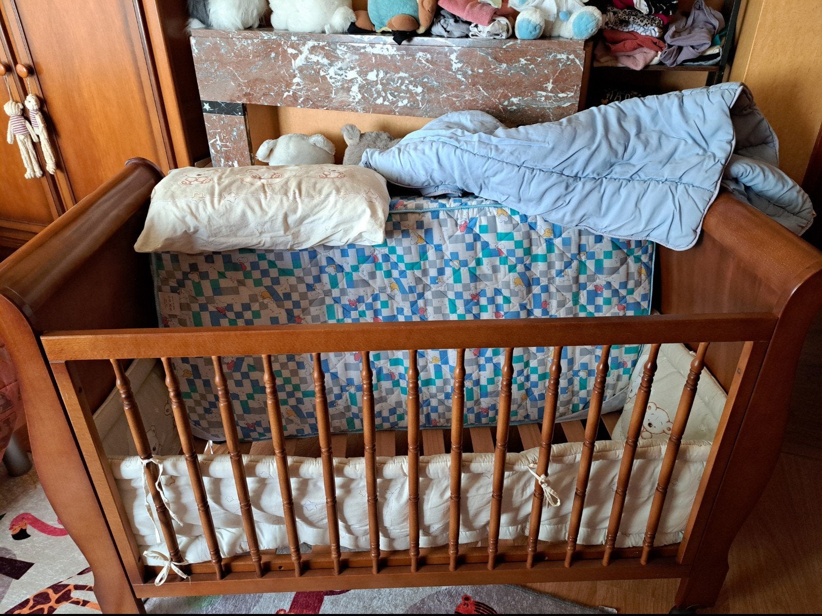 Charmant lit bébé en bois merisier état impeccable avec tous, Enlèvement, Matelas