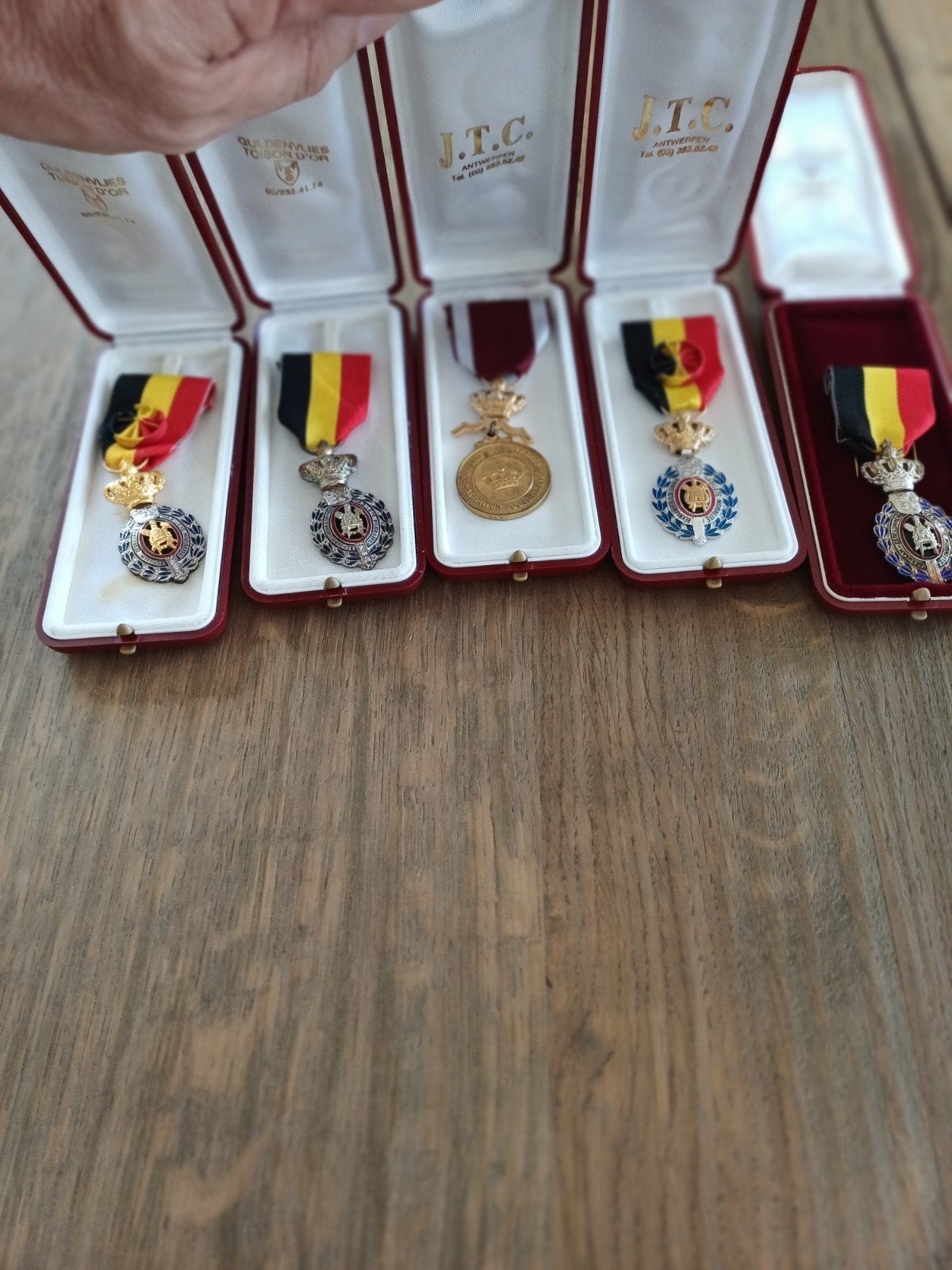 lotje van 5 medailles, Ophalen