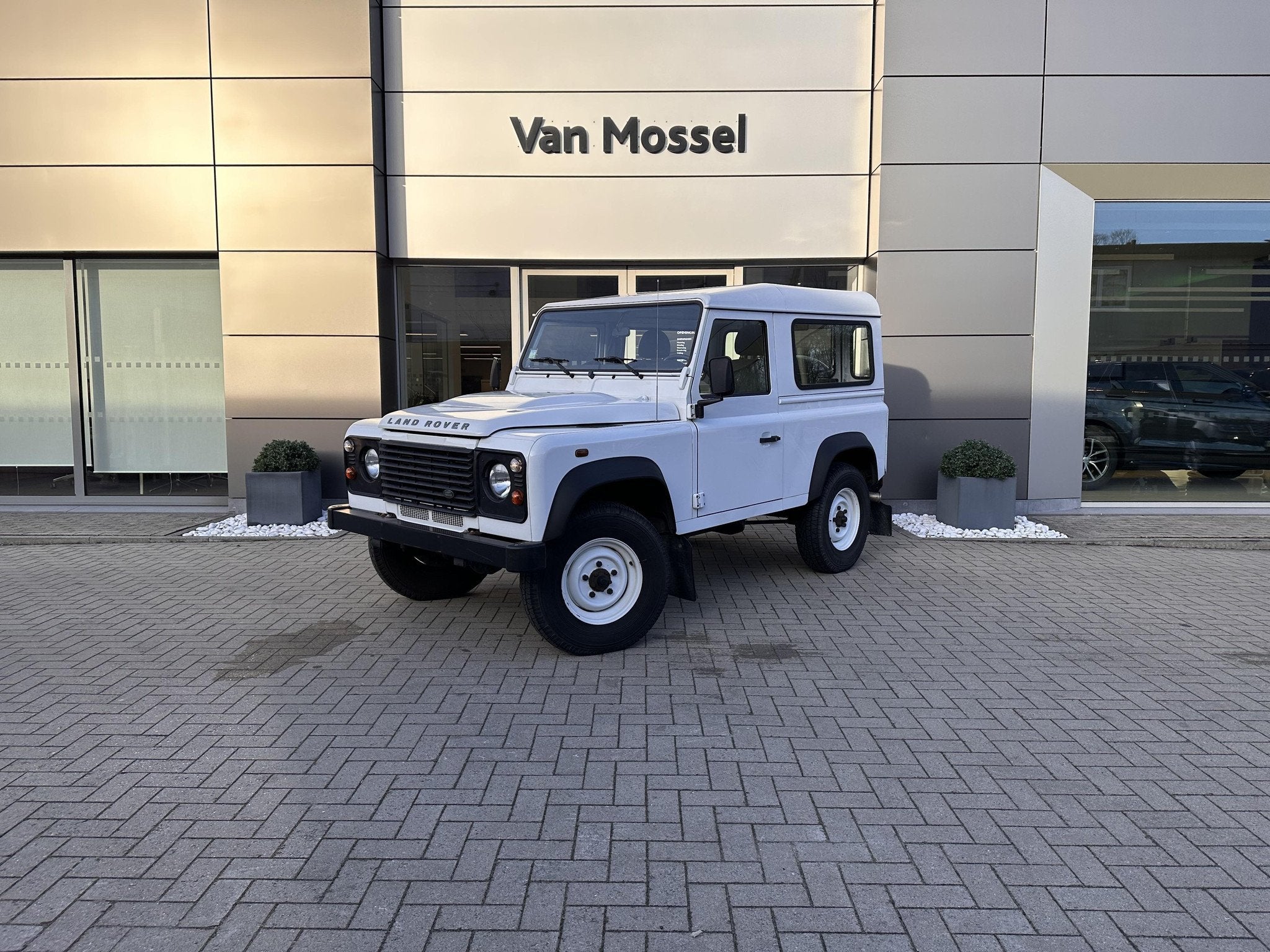 Land Rover Defender 2.2 TD4 90, https://public.car-pass.be/vhr/4aedc9d1-4514-49e5-b70f-fe83a488b0bf, Achat, Entreprise, Boîte manuelle