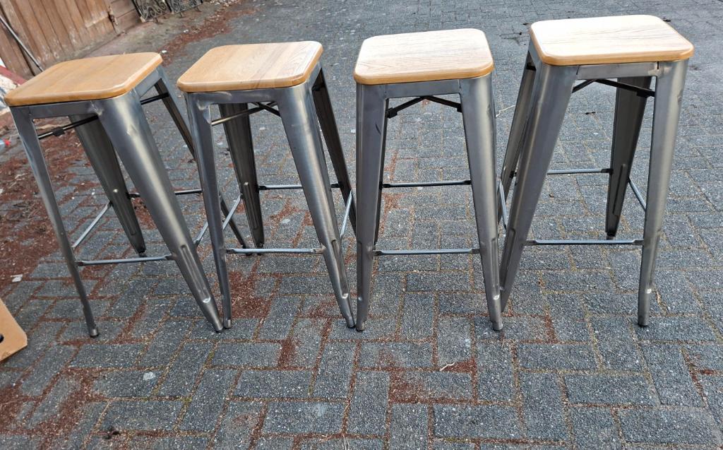 VIER NIEUWE  BARKRUKKEN, Huis en Inrichting, Barkrukken, Zo goed als nieuw, 60 tot 90 cm, Hout, Metaal, 4 krukken, Ophalen of Verzenden