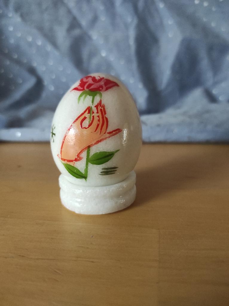 Marmeren ei met voet houder wit met rode bloem, Antiek en Kunst, Ophalen