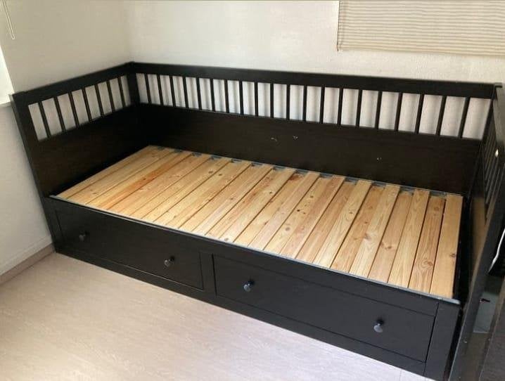 Ikea uitschuifbaar bed met 2 matrassen met afwasbare hoes, Ophalen, Gebruikt, Zwart, Tweepersoons