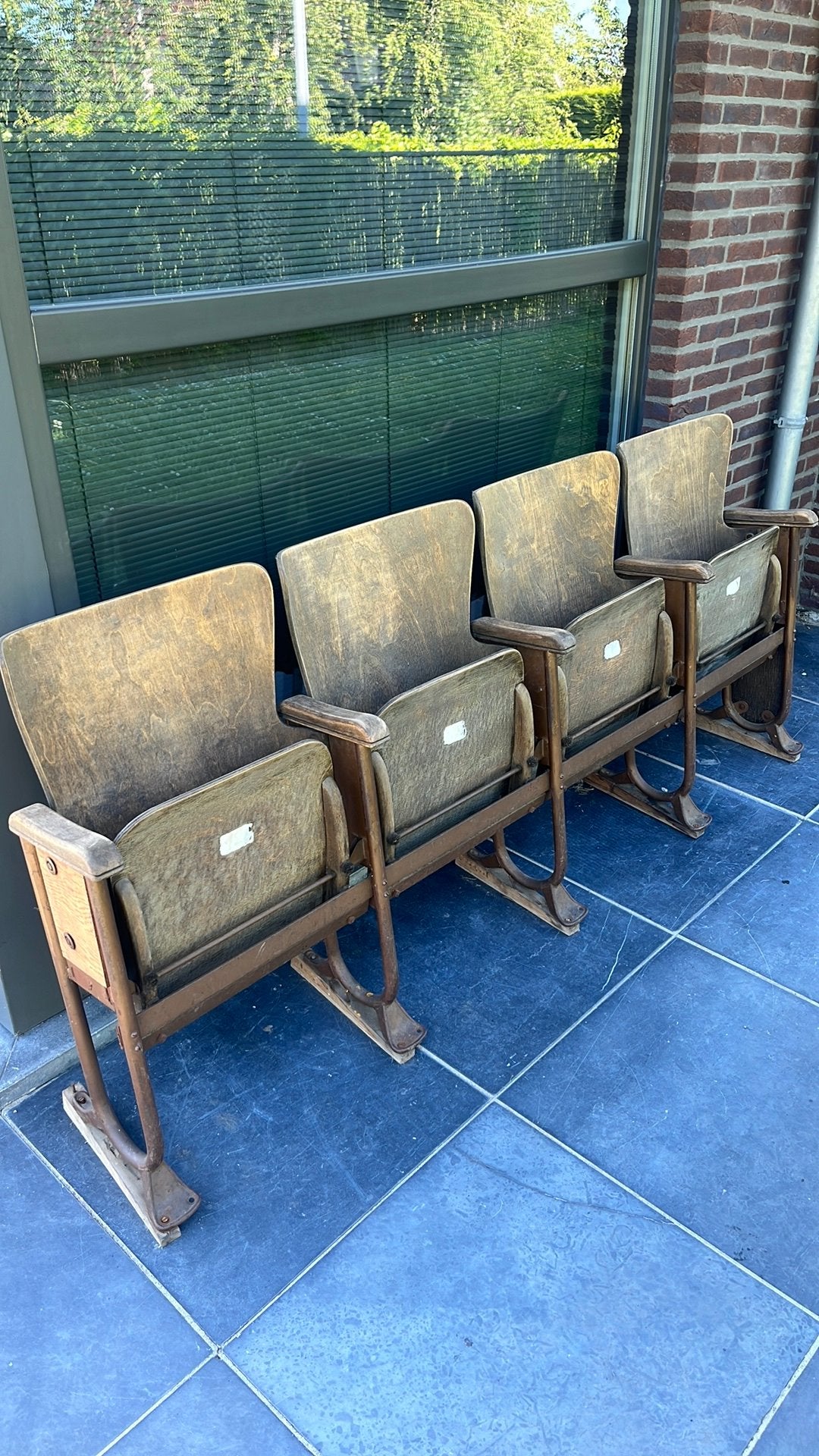 Oude cinema stoelen, Enlèvement