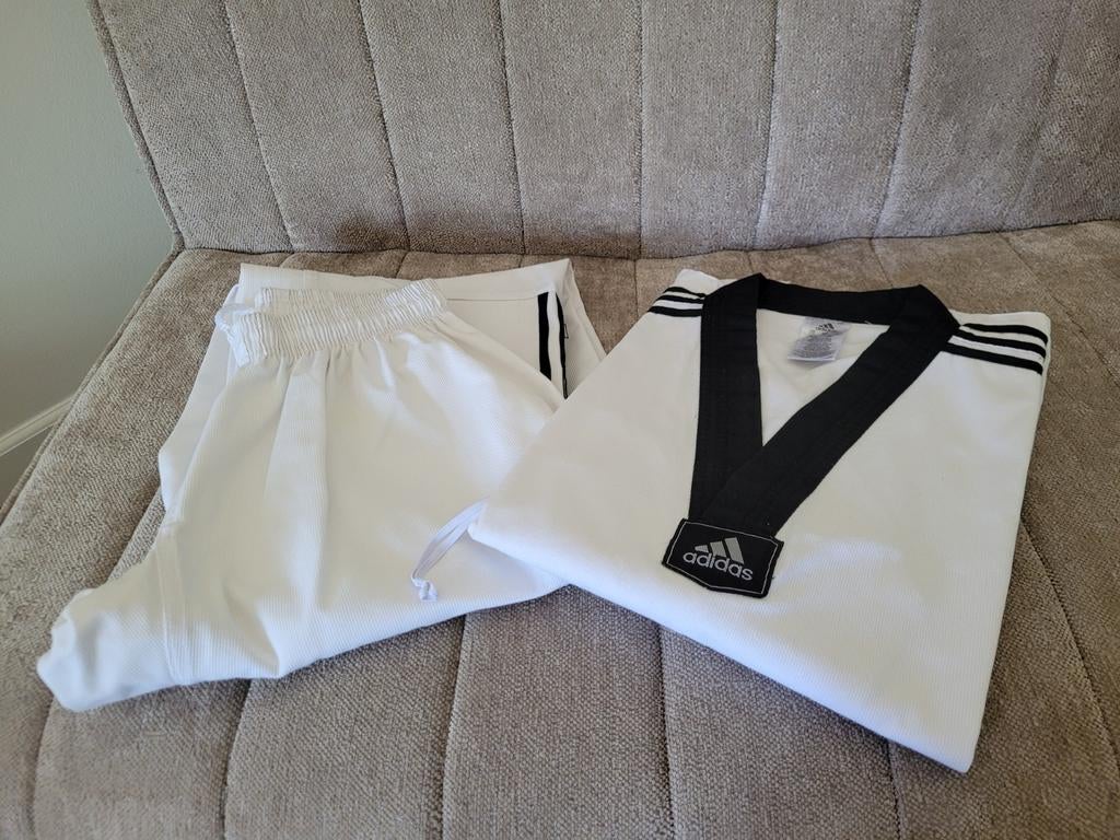 Adidas dobok- taikwando - zo goed als nieuw, Dieren en Toebehoren, Ophalen