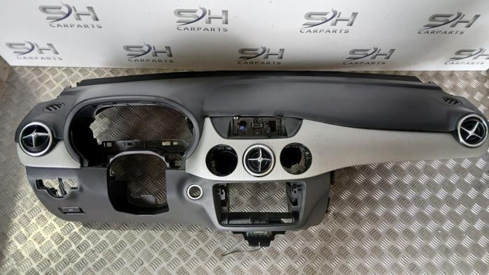 Dashboard van een Mercedes B-Klasse, Gebruikt, -, Ophalen of Verzenden, -