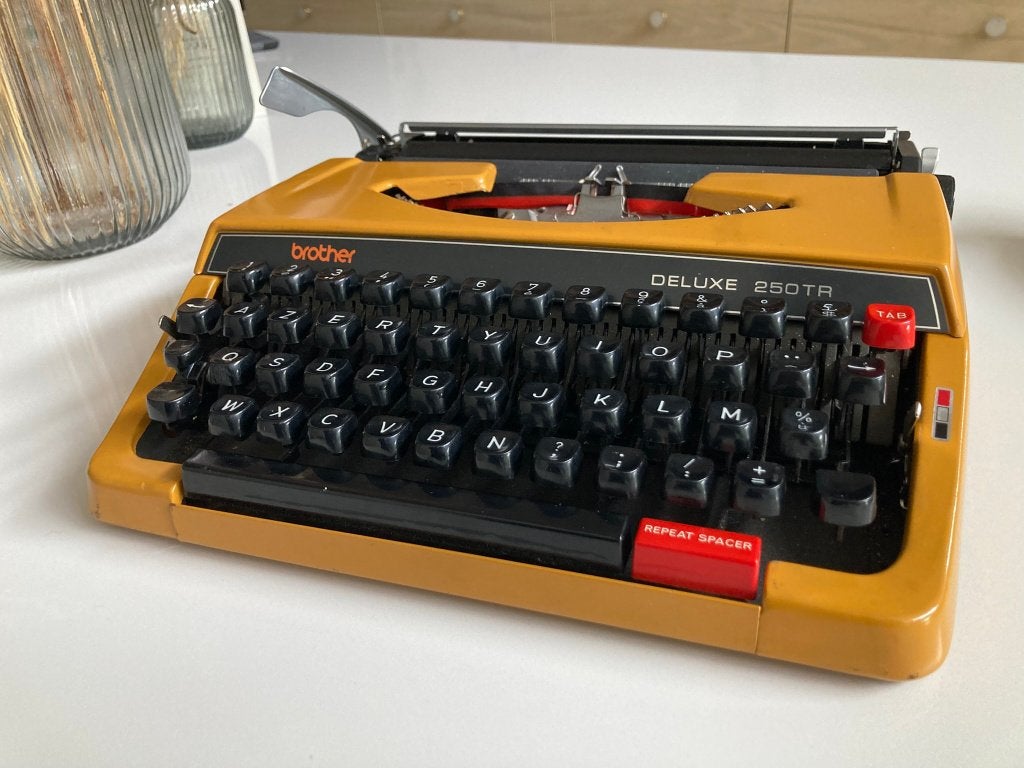 Vintage typmachine Brother Deluxe 250TR Mosterdgeel werkend, Enlèvement ou Envoi, Utilisé