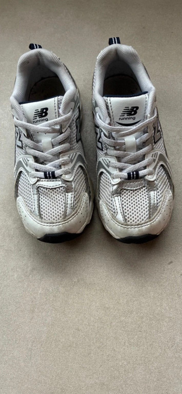 New Balance maat 30, Kinderen en Baby's, Ophalen of Verzenden, Zo goed als nieuw, Jongen of Meisje, Sportschoenen