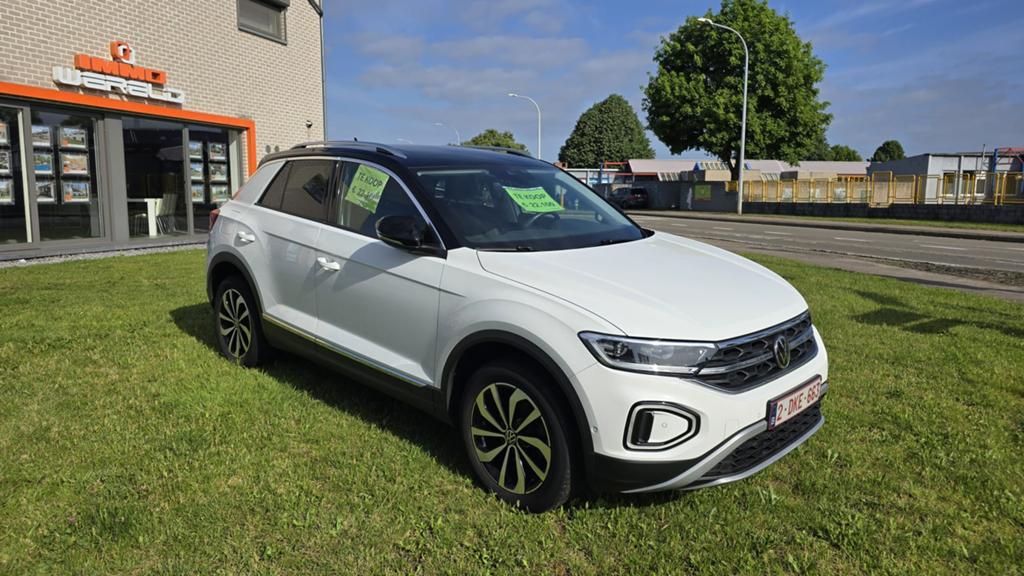 VW T-ROC Benzine 2023, Auto's, Voorwielaandrijving, Zwart, Bluetooth, Wit