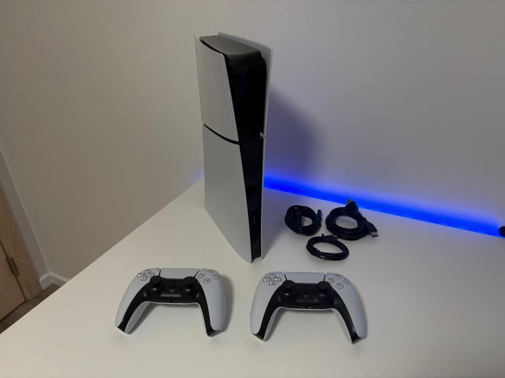 PS5 Slim Digital (1Tb) + 2 Controllers + Kabels, Ophalen, Zo goed als nieuw, Playstation 5 Digital