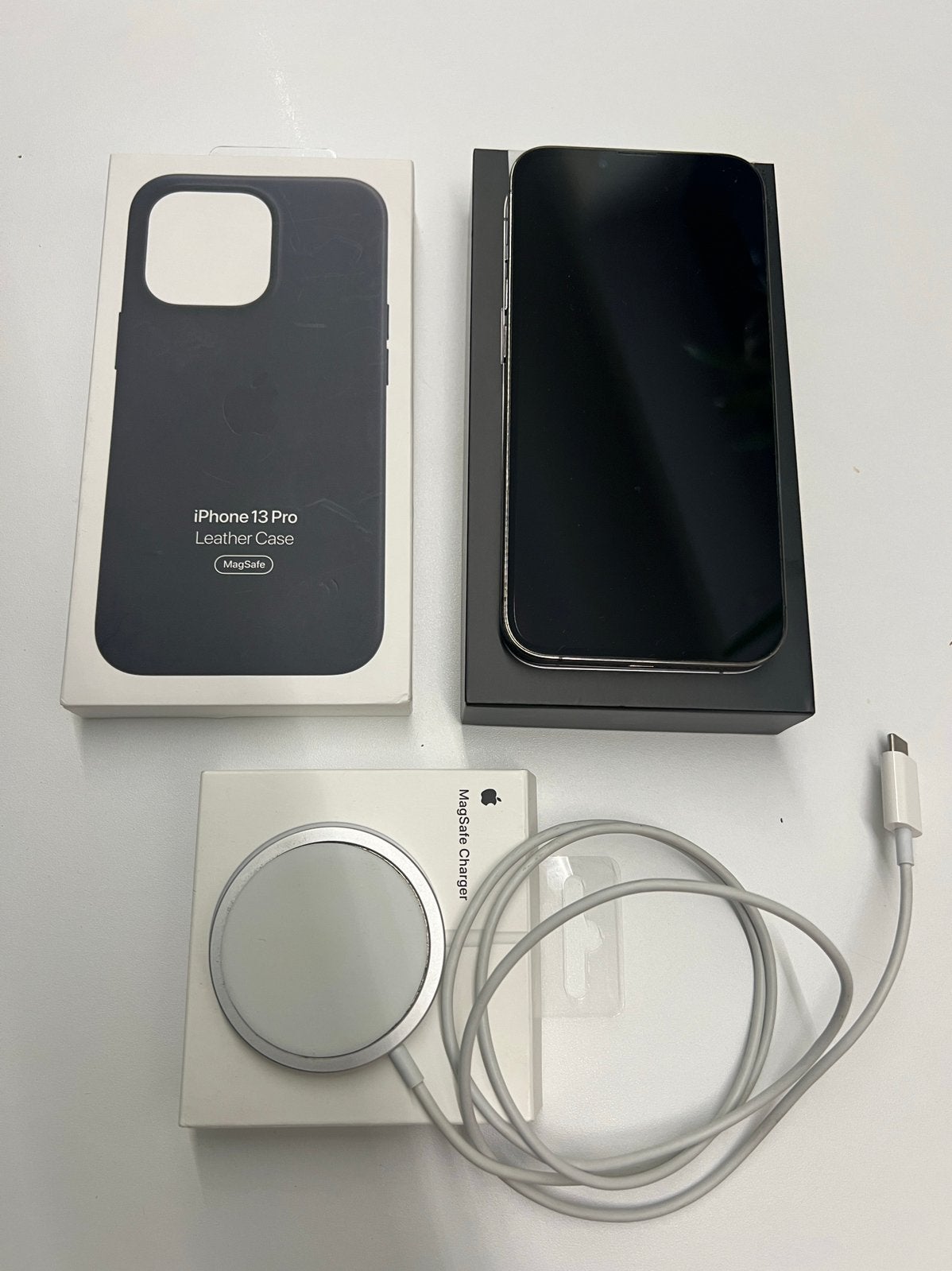 Iphone 13 Pro 256GB + Magsafe + Leather case, 80 %, Zwart, Zo goed als nieuw, IPhone 13 Pro