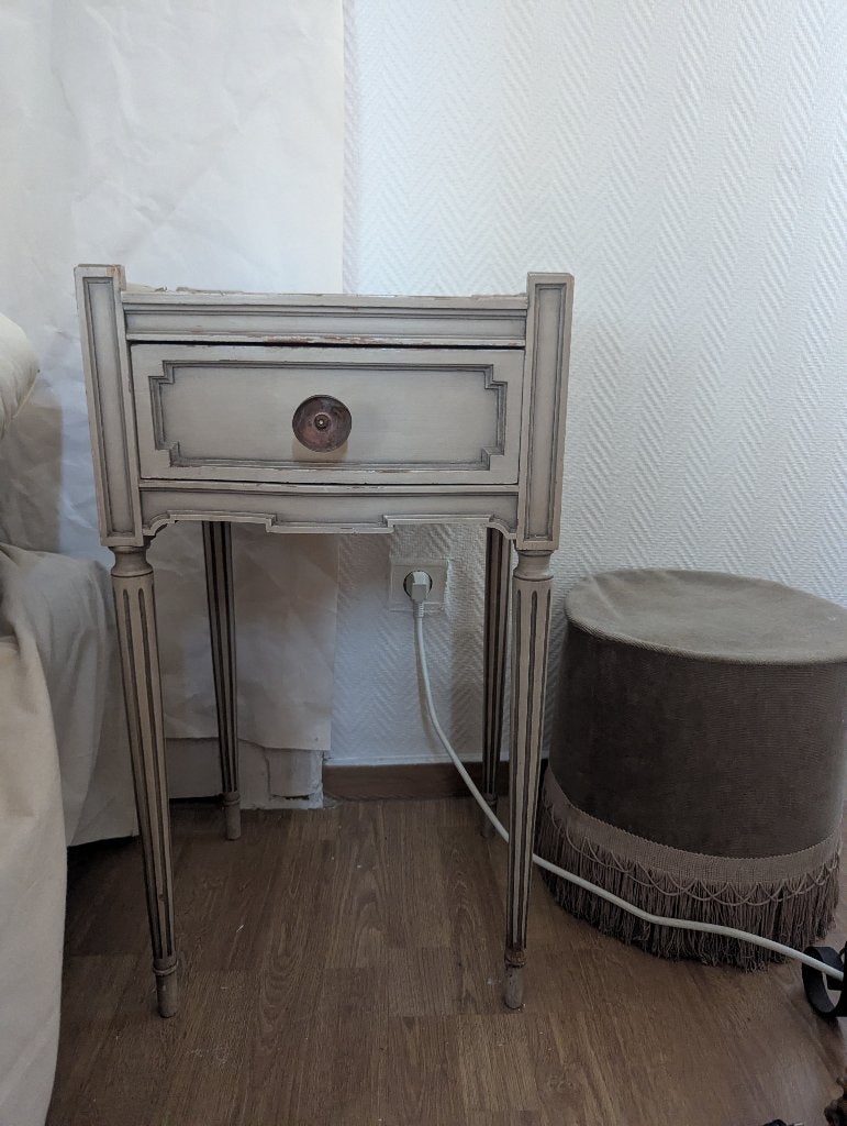 Petite table de chevet style Louis XVI – bois patiné, Ophalen