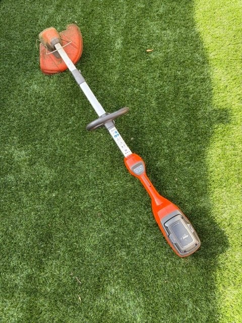 Bosmaaier Husqvarna BLi10, Tuin en Terras, Bosmaaiers, Ophalen, Zo goed als nieuw, Accu, Husqvarna