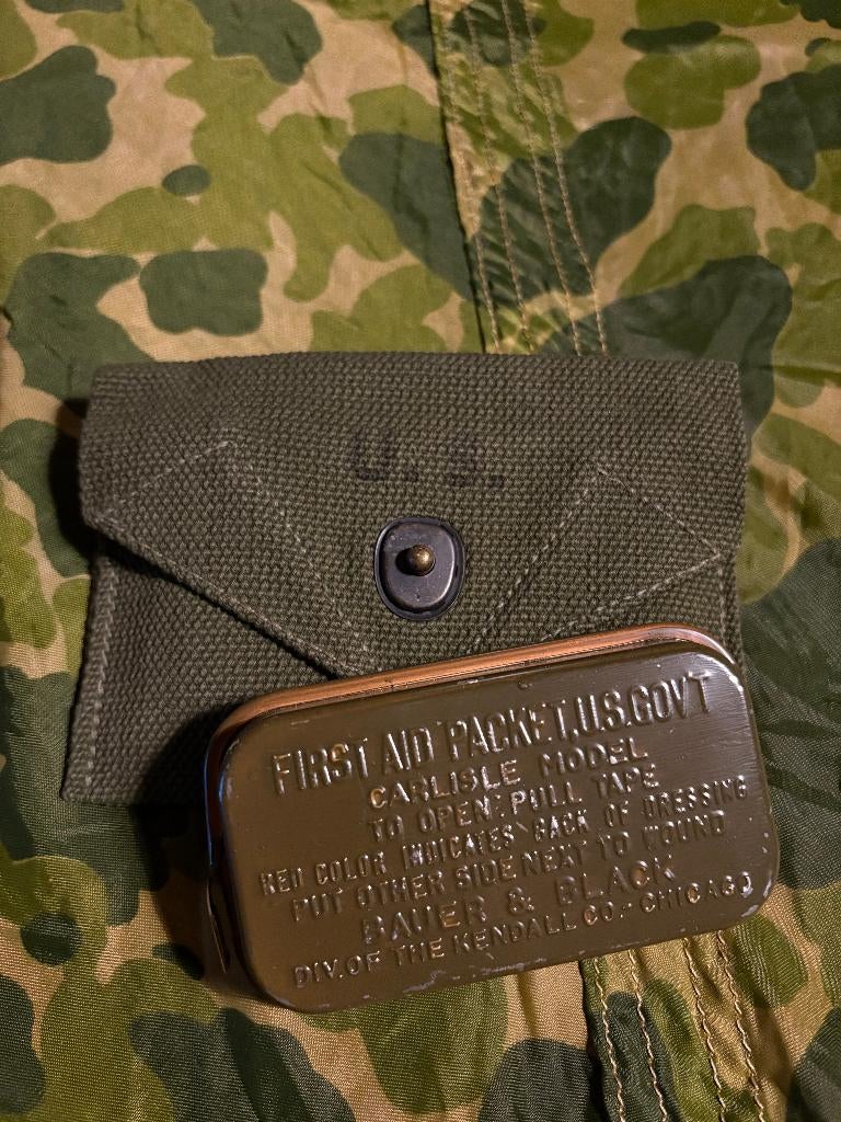 Tweede wereldoorlog US first aid kit met pouch 1944 (1), Collections, Objets militaires | Seconde Guerre mondiale, Armée de terre