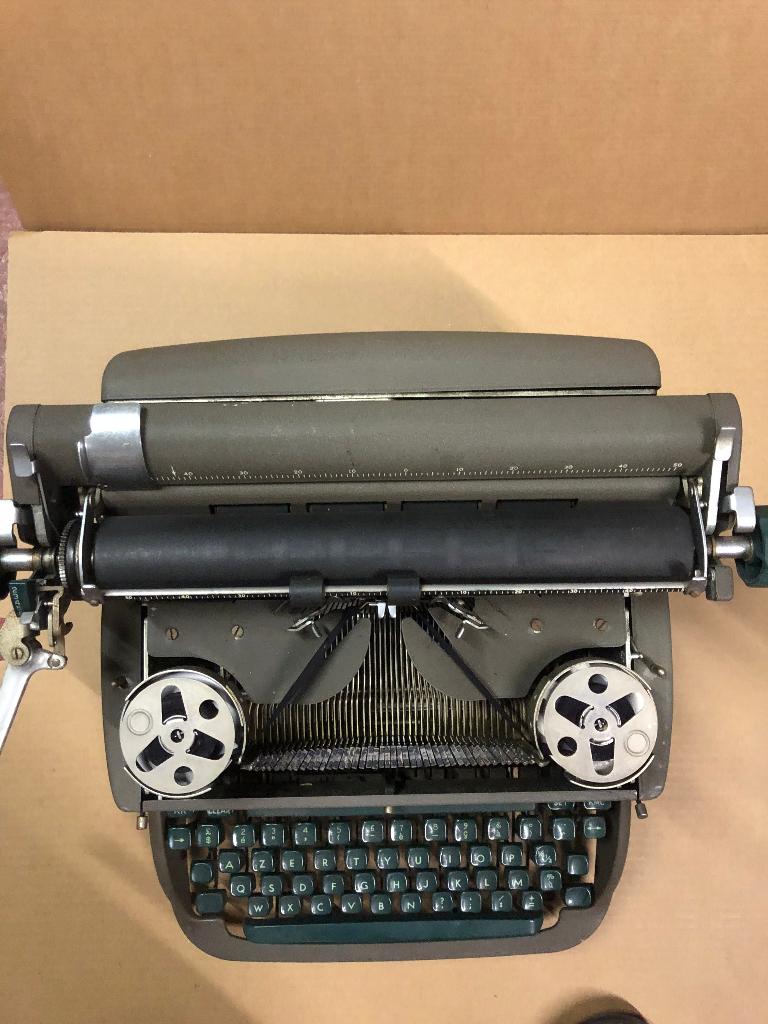 Machine à écrire REMINGTON Rand 1948, Enlèvement