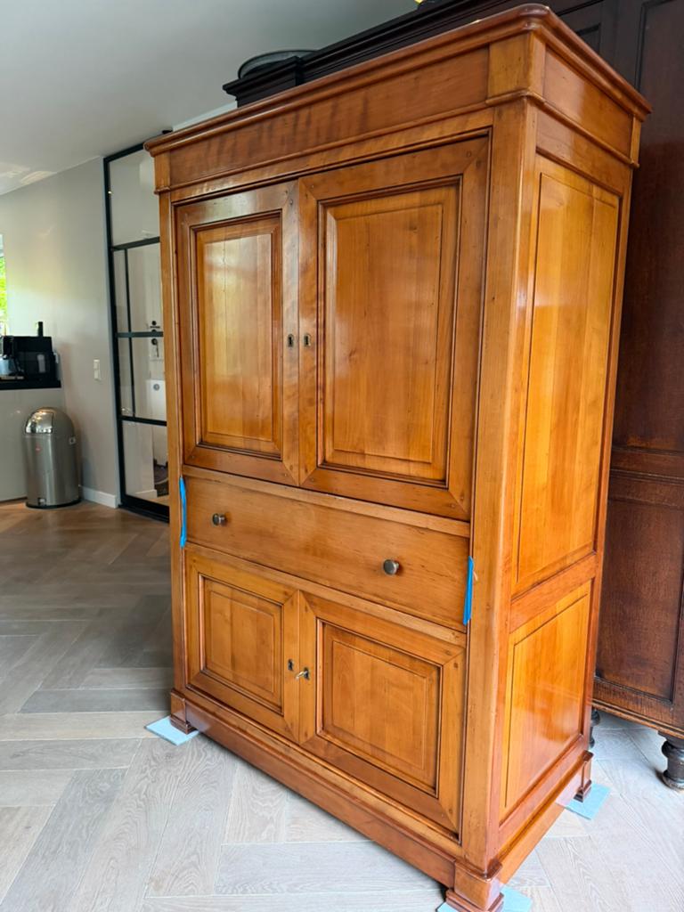 Massief kersenhouten kast., Ophalen