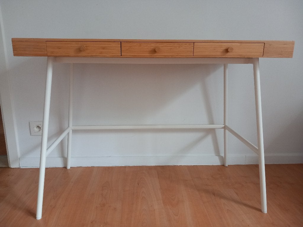 Bamboe bureau met witte poten 102cm B, 49 cm D, 74cm H,, Huis en Inrichting, Ophalen, Scandinavisch, Hout, Zo goed als nieuw