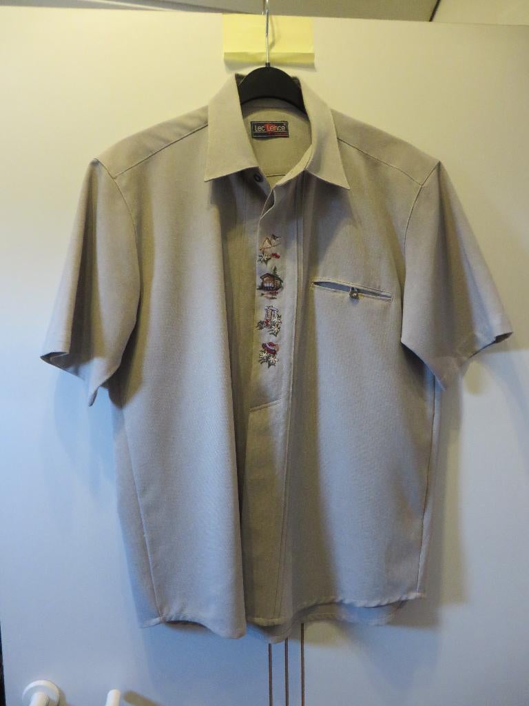 Chemise tyrolienne grise avec différents autocollants coloré, Andere, Enlèvement ou Envoi, Comme neuf, Taille 48/50 (M)