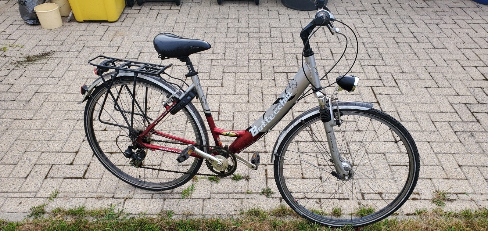 Dames fiets gebruikte staat

Led voor en achterlicht op batt, Enlèvement ou Envoi, Vitesses