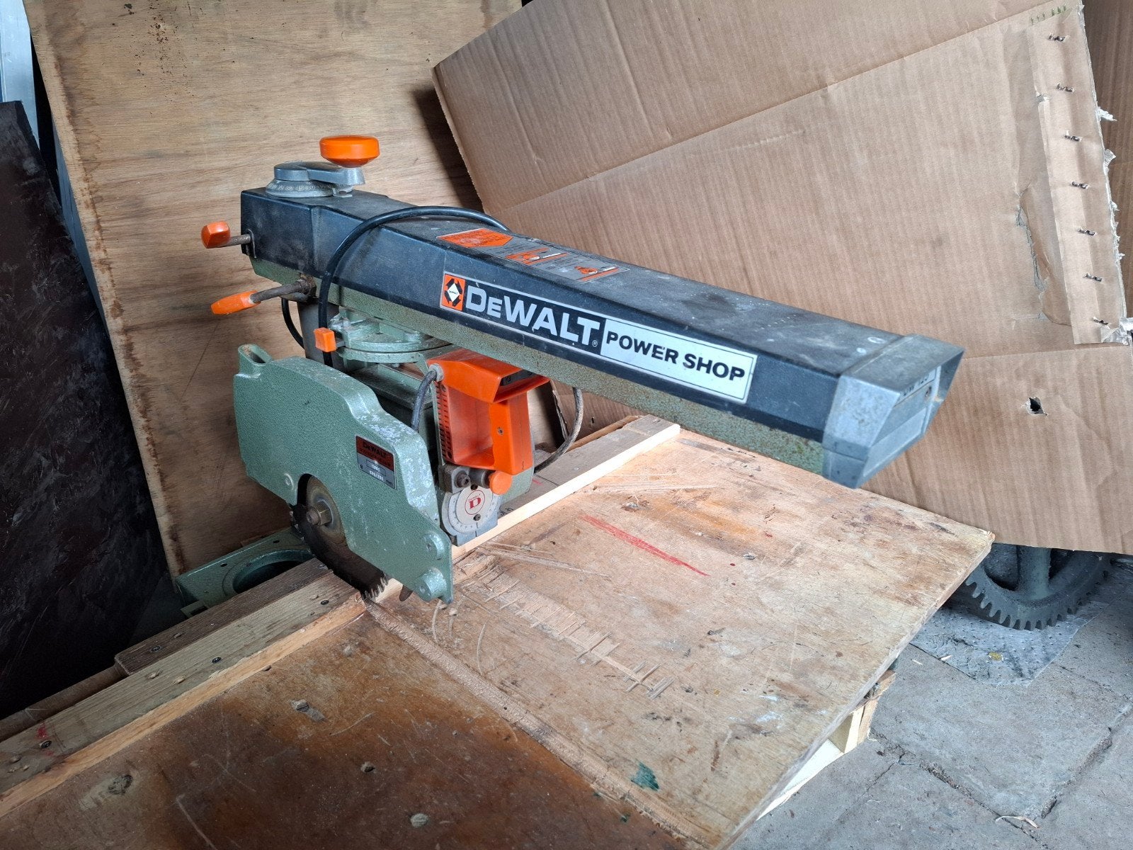 Scie à tronçonner Dewalt, Bricolage & Construction, Outillage | Scies mécaniques, Enlèvement, Scie à onglet