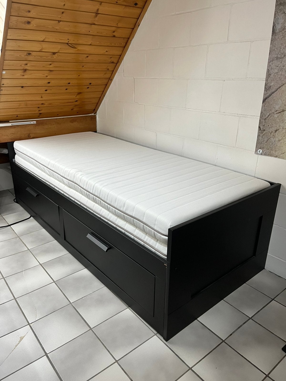Zwarte bedbank (BRIMNES) met 2 matrassen en opberglades, Huis en Inrichting, Slaapkamer | Bedden, Ophalen, Verstelbaar, Zwart