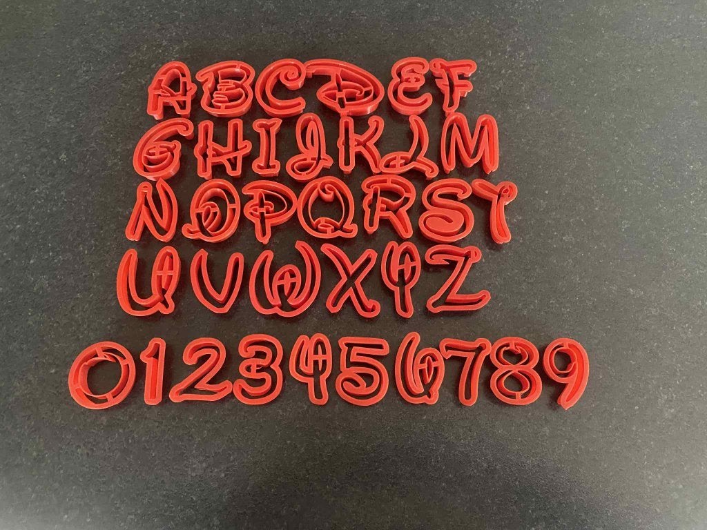 Disney lettertype uitstekers - letters en cijfers - 36 stuks, Ophalen of Verzenden, Gebruikt, Taarten of Cupcakes, Versiering