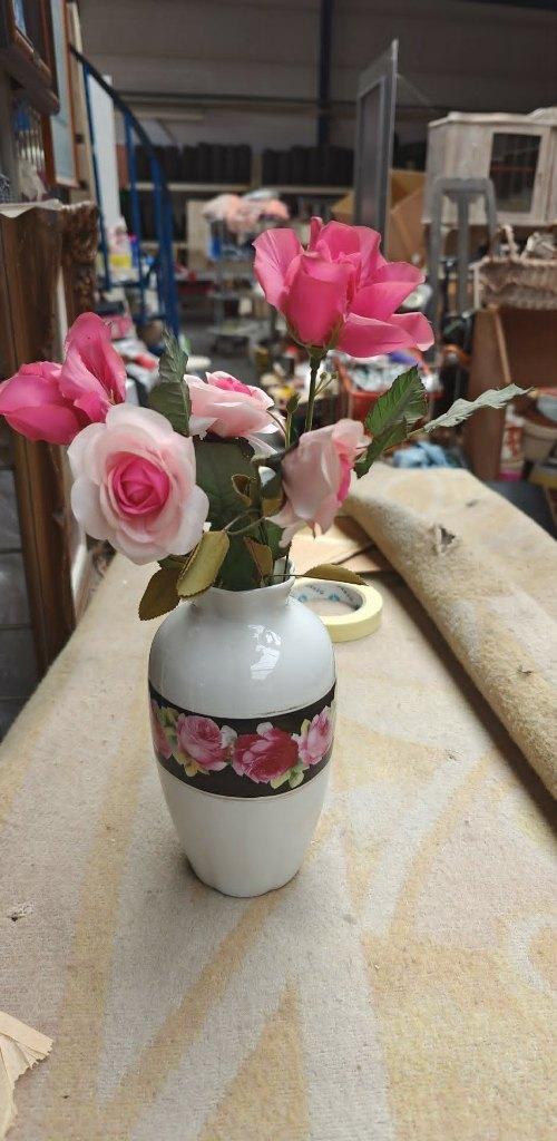 vaas in fijn wit porselein met zwarte bloemenrand, Wit, Aardewerk of Porselein, Ophalen of Verzenden, Zo goed als nieuw