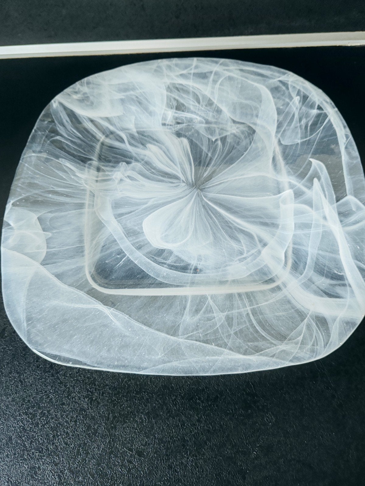 Grand plat carré en verre effet marbré blanc / design fumé 3, Antiquités & Art, Enlèvement ou Envoi